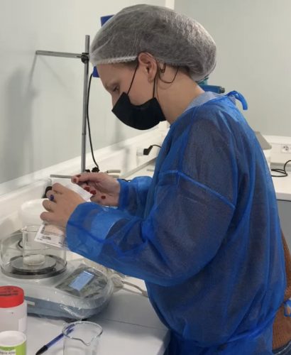 creatrice-cosmetique-bio Artisane en cosmétique bio à l'œuvre